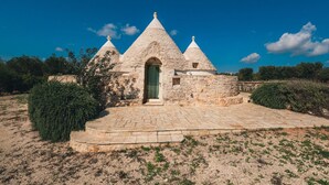 Exterior - Trulli Tra Pietre Full: Luxury Trulli with Private Pool, Pet Friendly (Ceglie Messapica)