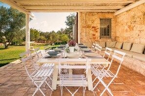 Outdoor dining - Trulli Tra Pietre Full: Luxury Trulli with Private Pool, Pet Friendly (Ceglie Messapica)