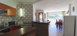 Microwave, oven, dishwasher, coffee/tea maker