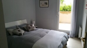 2 chambres, fer et planche Ă repasser