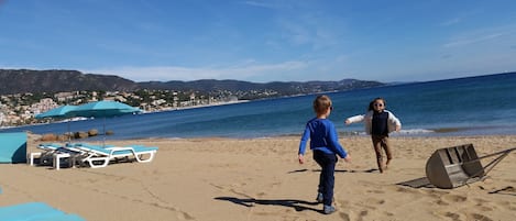 Plage à proximité, chaises longues