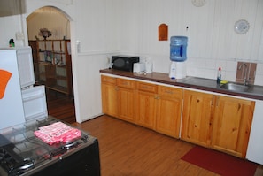 Kühlschrank, Mikrowelle, Ofen, Wasserkocher