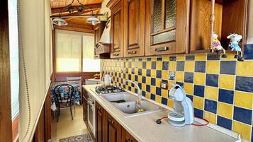 Fridge, oven, stovetop, coffee/tea maker