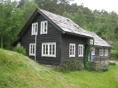 Cozy three-bedroom cottage located on a working farm by the stunning BjornaFjord