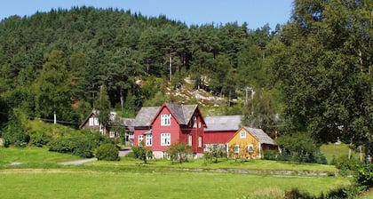 Gemütliches Miethaus mit Seele, in aktiver Gartenarbeit am schönen Bjørnefjord.