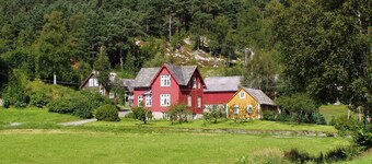 Triveleg location maison avec âme, dans la cour de garde active par le magnifique Bjørnefjord.