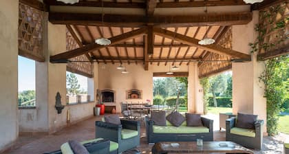 Luxe Roman Villa 25 minutes away from Rome | POOL, TENNIS COURT, FOOTBALL