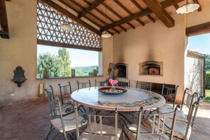 Outdoor dining - Luxe Roman Villa 25 minutes away from Rome | POOL, TENNIS COURT, FOOTBALL (Campagnano di Roma)
