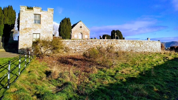 A stone building with a tower, a smaller attached structure, and a stone wall. - Cottage sleeps 4 with private hot tub. Edinburgh festival less than 1hr away.  (Kinross)