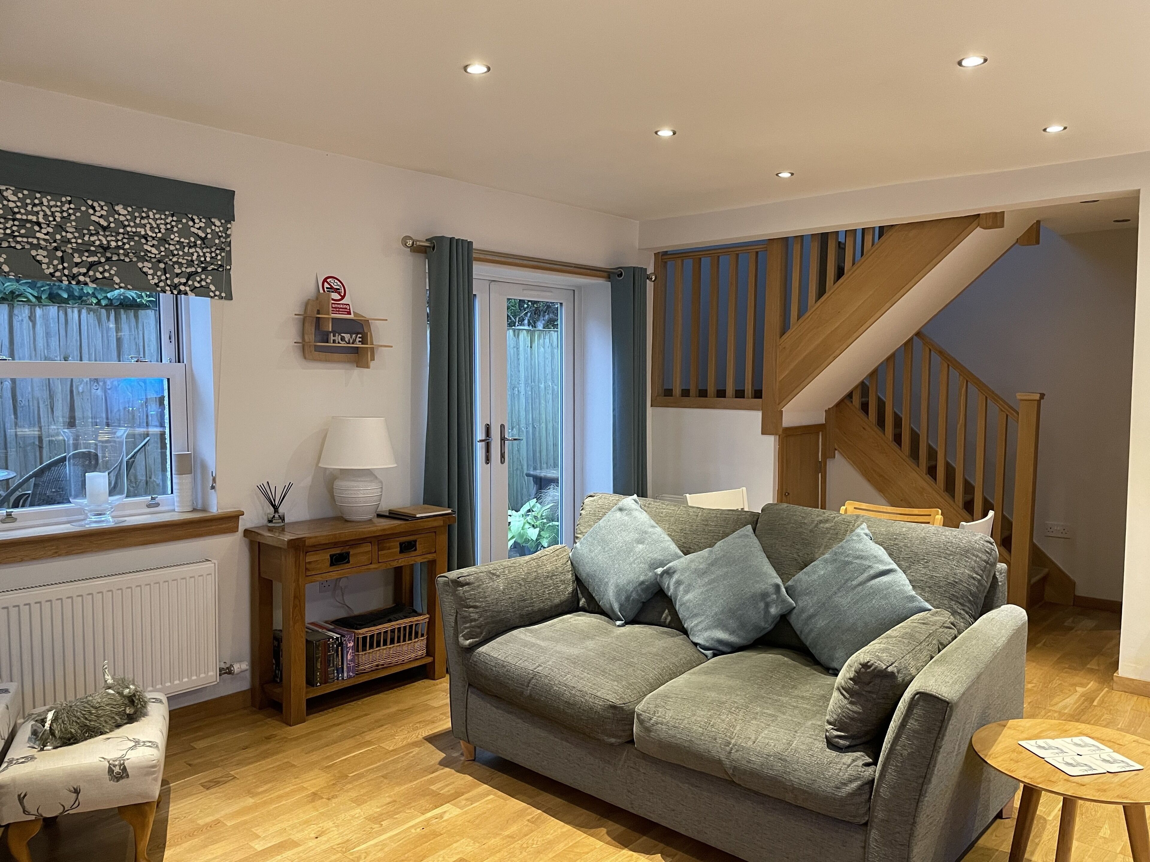 Una Smart TV, un reproductor de DVD, libros, una videoteca