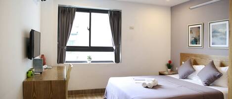 Superior Studio | Desk, laptop workspace, iron/ironing board, free WiFi