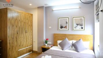 Deluxe-Studio | Schreibtisch, laptopgeeigneter Arbeitsplatz, Bügeleisen/Bügelbrett