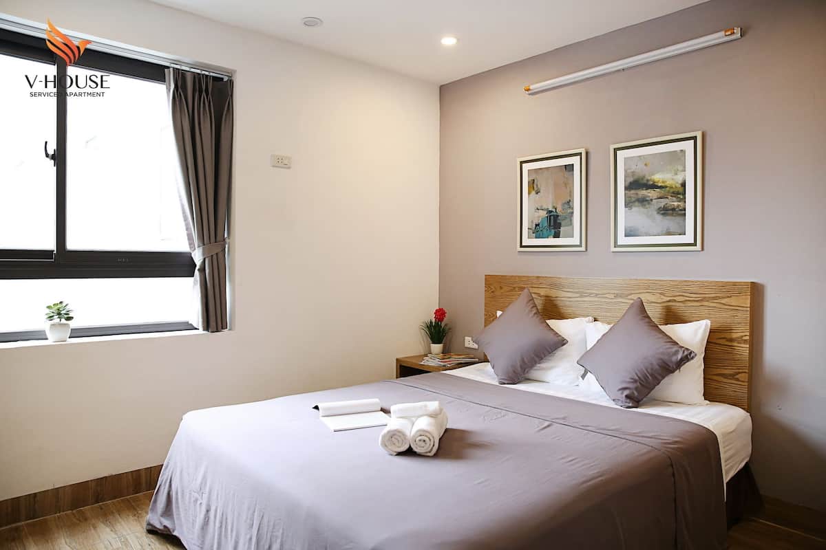 Superior Studio | Desk, laptop workspace, iron/ironing board, free WiFi