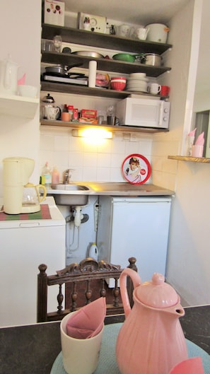 Réfrigérateur, micro-ondes, plaque de cuisson, cafetiÚre/bouilloire
