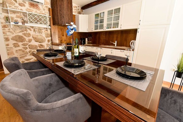 Réfrigérateur, four à micro-ondes, un four, lave-vaisselle