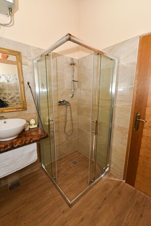 Douche, séchoir à cheveux, serviettes fournies