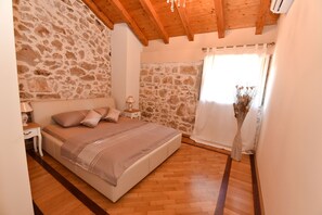 6 bedrooms, in-room safe, iron/ironing board, travel crib