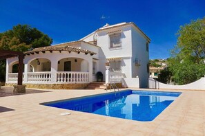 Pool - 3Bed, 2Bath villa within walking distance to beach, bars, shops and restaurants  (Teulada)