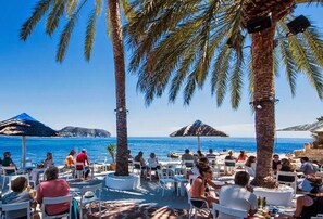 Outdoor dining - 3Bed, 2Bath villa within walking distance to beach, bars, shops and restaurants  (Teulada)