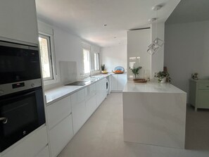 冷蔵庫、電子レンジ、オーブン、コンロ