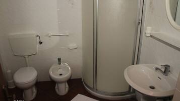 Een douche, handdoeken