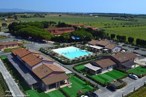 Outdoor pool, open 9:00 AM to 8:00 PM, pool umbrellas, sun loungers - Appartamento Palazzeta With Pool, Near the Sea (Cecina)