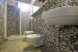 A bathroom with a shower, two toilets, and a sink. - Appartamento Palazzeta With Pool, Near the Sea (Cecina)