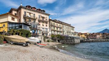 Una spiaggia nelle vicinanze