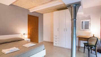 3 bedrooms, desk, iron/ironing board, WiFi