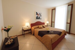 1 slaapkamer, een strijkplank/strijkijzer, wifi (toeslag), beddengoed