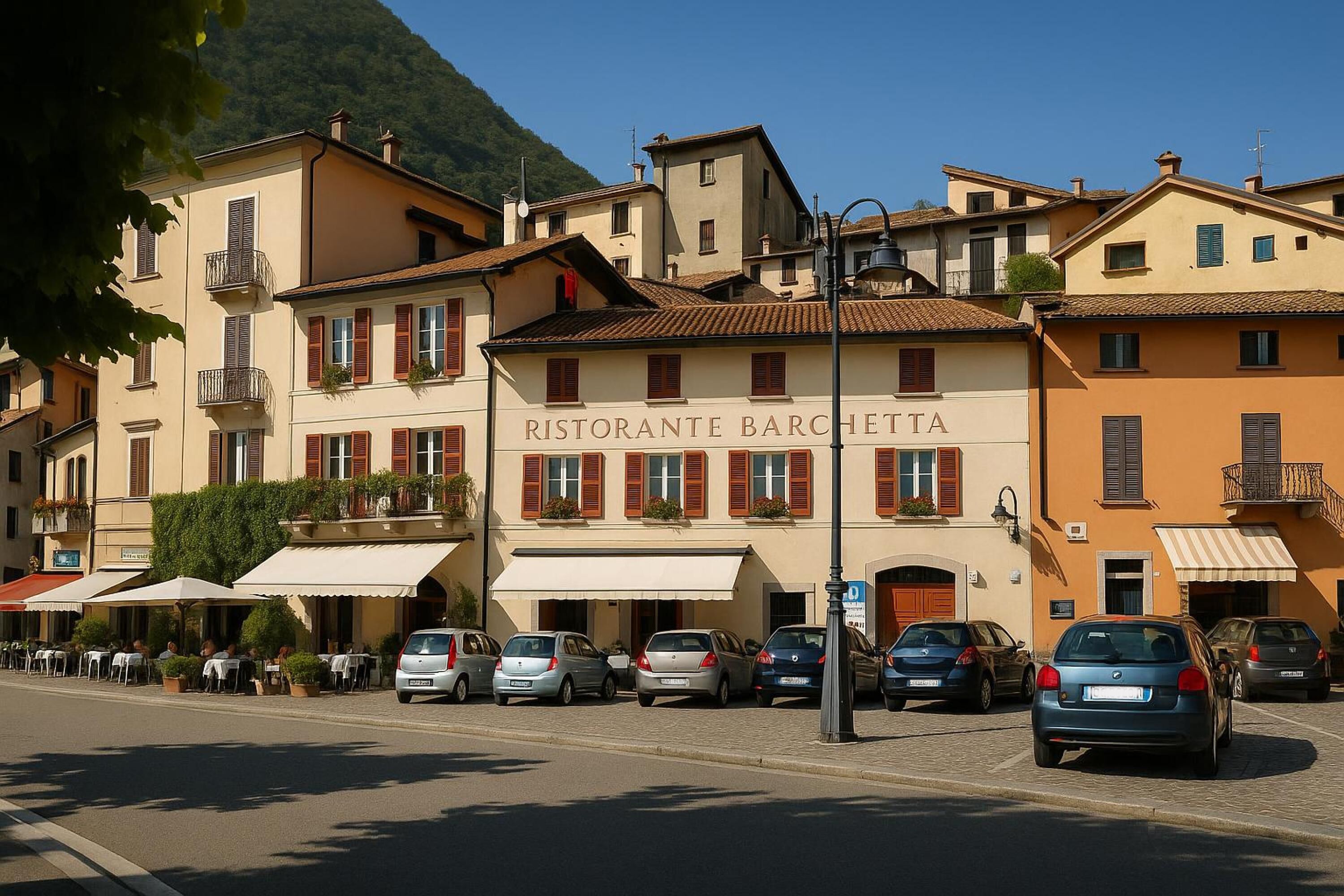 Straatbeeld van een stad met een restaurant genaamd "Ristorante Barchetta" en verschillende geparkeerde auto's.