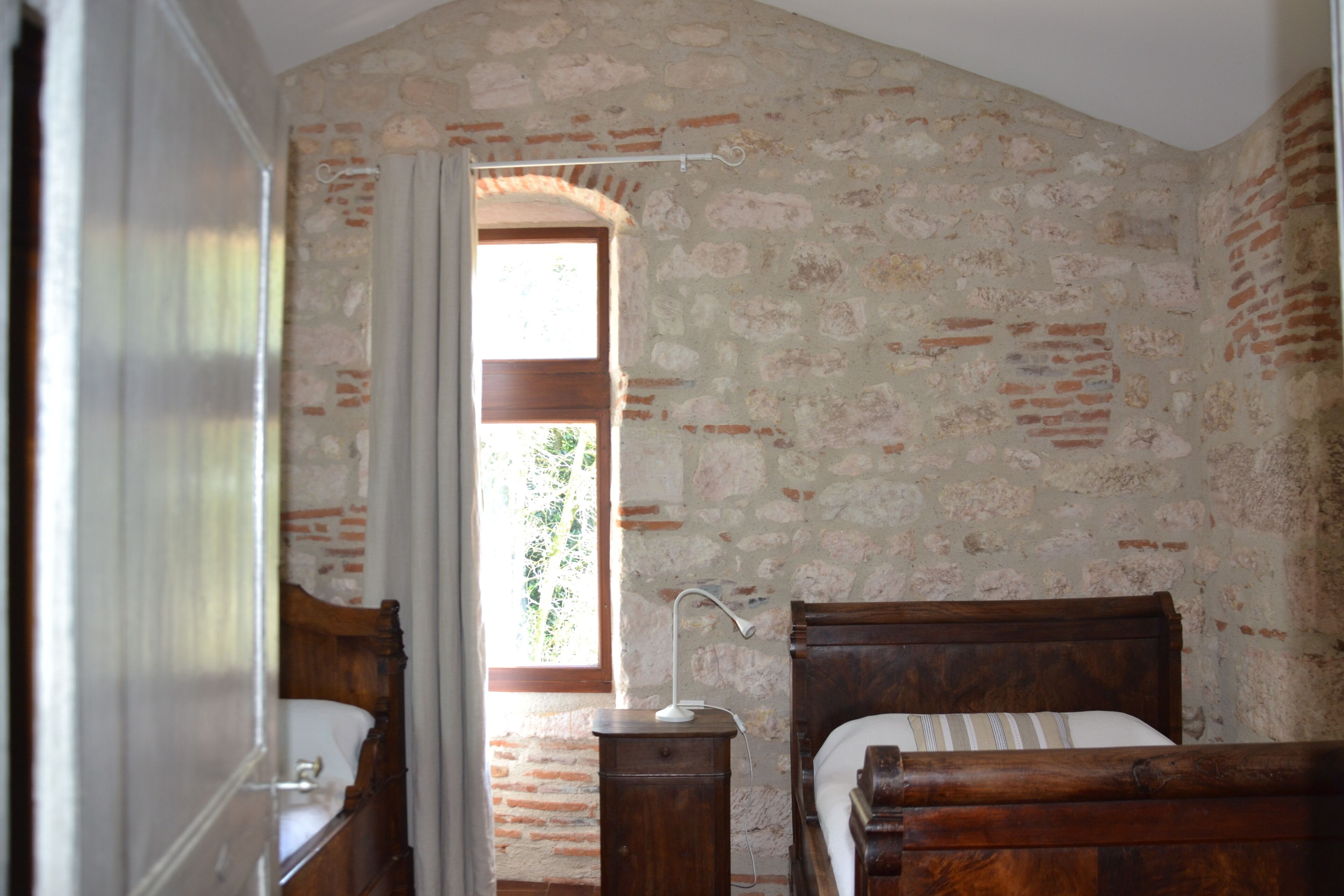 2 slaapkamers, een bureau, een strijkplank/strijkijzer, reisbedje