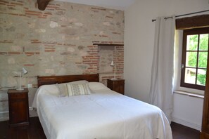 2 bedrooms, desk, iron/ironing board, travel cot