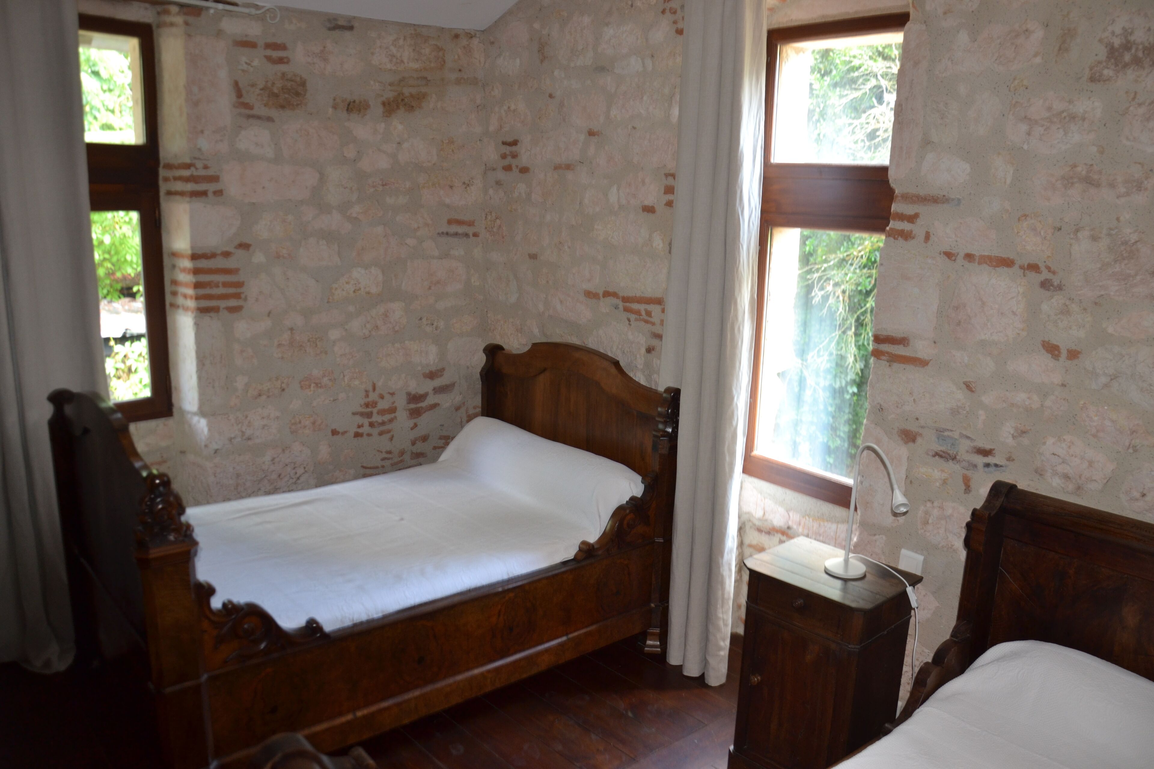 2 slaapkamers, een bureau, een strijkplank/strijkijzer, reisbedje