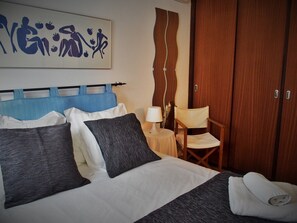 3 عدّة غرف نوم وخزنة داخل الغرفة ومكواة/لوح كي وسرير سفر