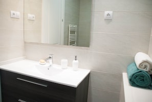 Sèche-cheveux, serviettes fournies, savon