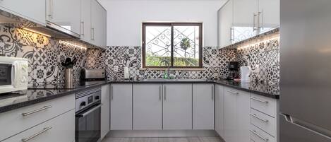 Jääkaappi, mikroaaltouuni, uuni, astianpesukone