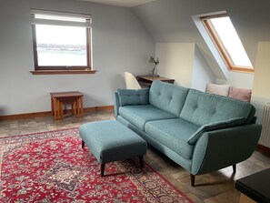 Tv, dvd-afspiller, bøger, stereoanlæg