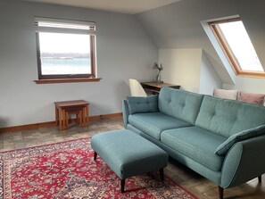 Tv, dvd-afspiller, bøger, stereoanlæg