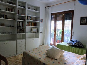 2 chambres, coffres-forts dans les chambres, fer et planche à repasser