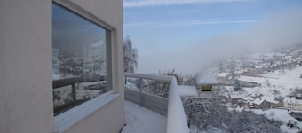 Ferienhaus mit wunderschönem Ausblick aufs Dorf und Tal, ruhig und am Waldrand