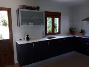 Fridge, microwave, oven, stovetop - Rural house with garden and terrace between two natural parks. (Igorre)