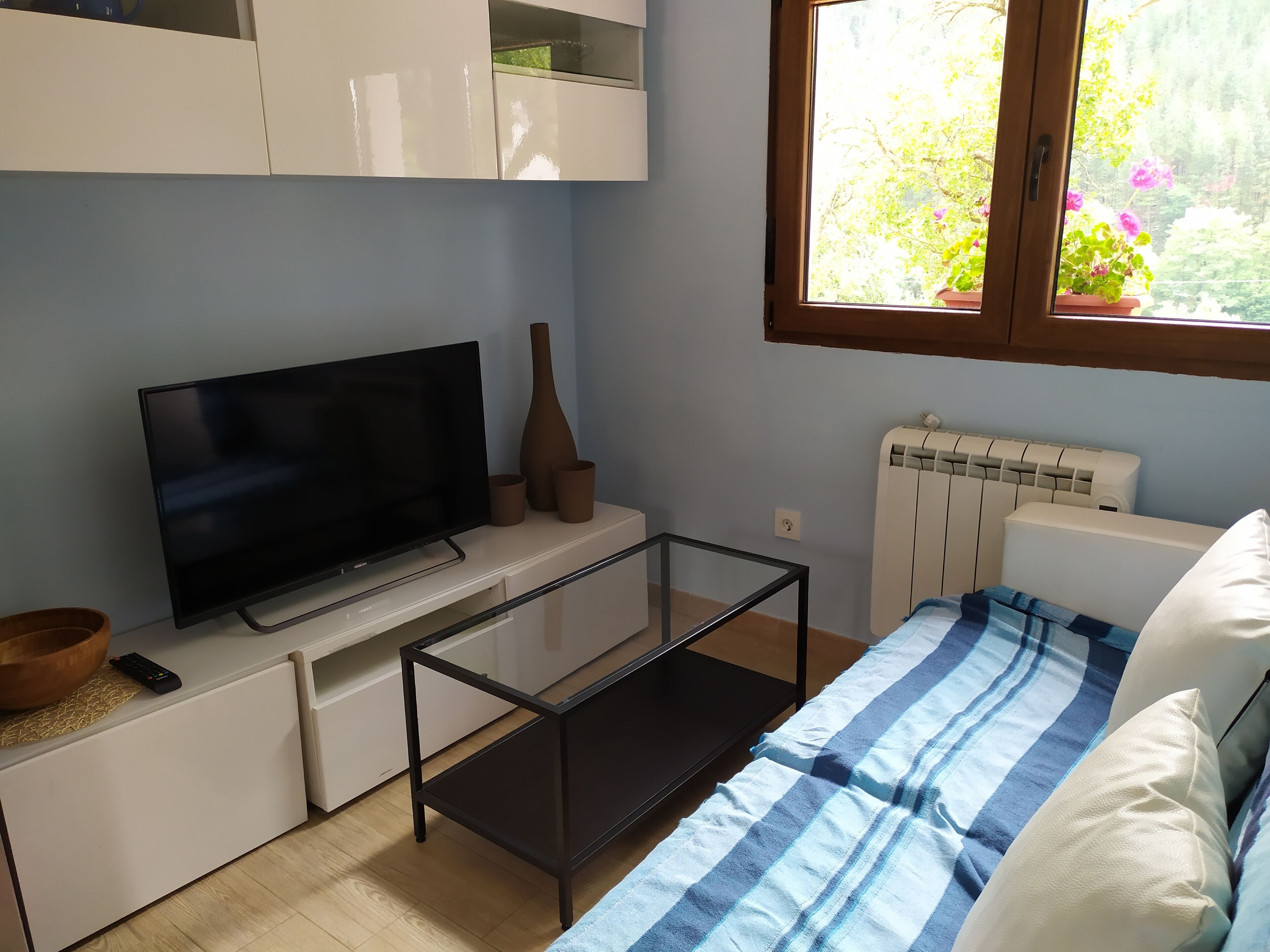 1 dormitorio, tabla de planchar con plancha, wifi y ropa de cama