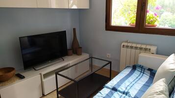 1 dormitorio, tabla de planchar con plancha, wifi y ropa de cama
