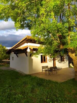 Outdoor dining - Rural house with garden and terrace between two natural parks. (Igorre)