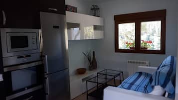 Frigorífico, microondas, horno y placa de cocina