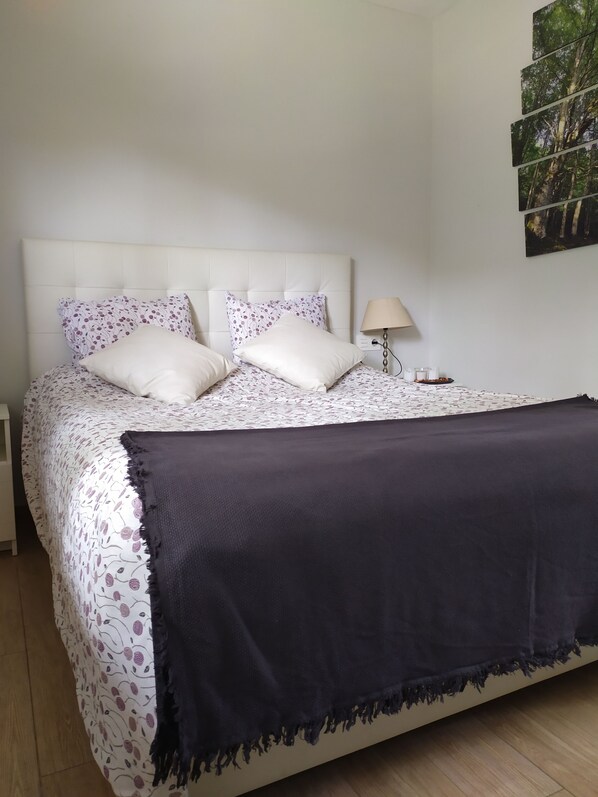 1 غرفة نوم ومكواة/لوح كي وواي فاي وملاءات أسرّة