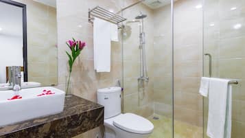 Apartamento standard, 1 quarto | Banheiro | Produtos de toalete grátis, secador de cabelo, chinelos