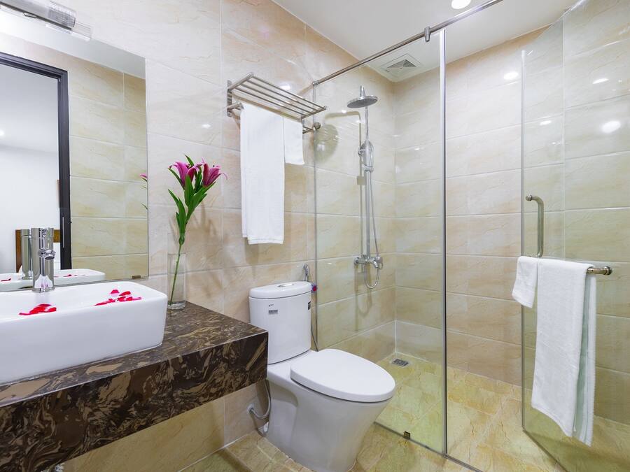 Departamento estándar, 1 habitación | Baño | Amenidades de baño gratuitas, secadora de cabello, pantuflas, toallas