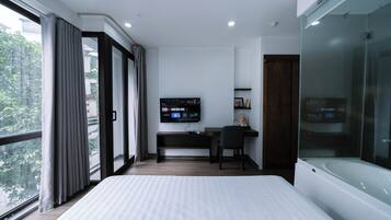 Deluxe Apartment, 1 Bedroom | Desk, laptop workspace, soundproofing, iron/ironing board